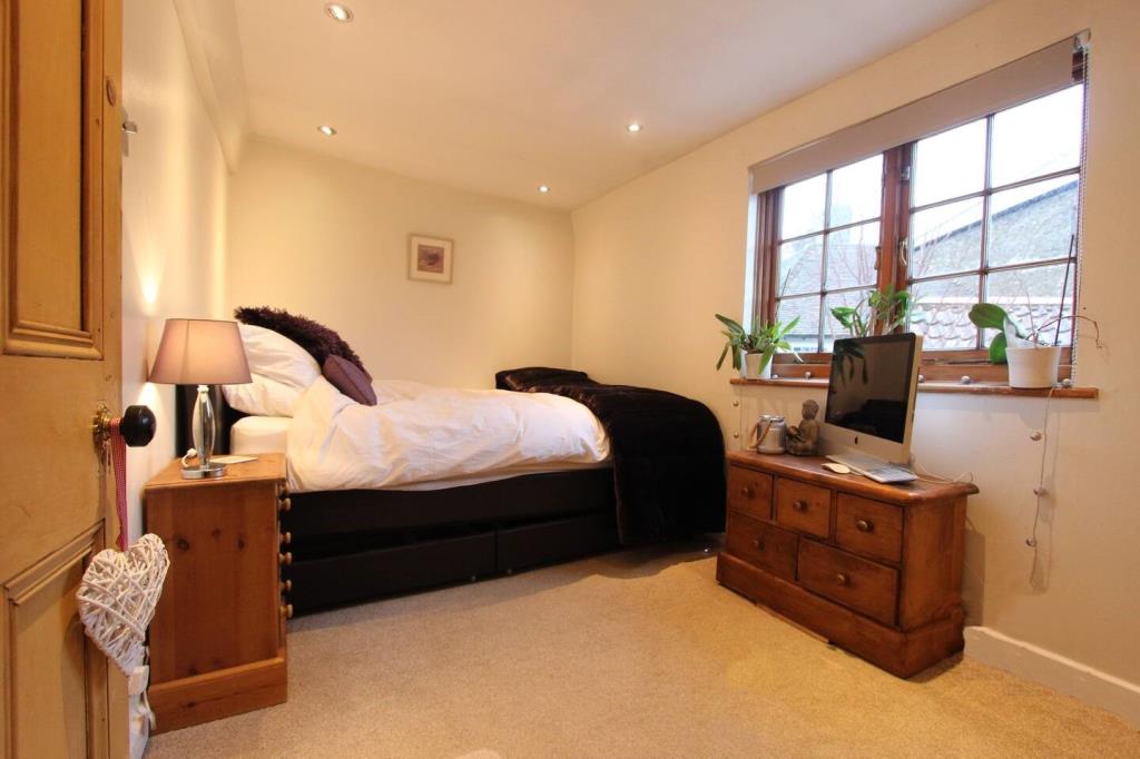 Lot: 65 - WELL-PRESENTED TWO-BEDROOM HOUSE - Bedroom with window